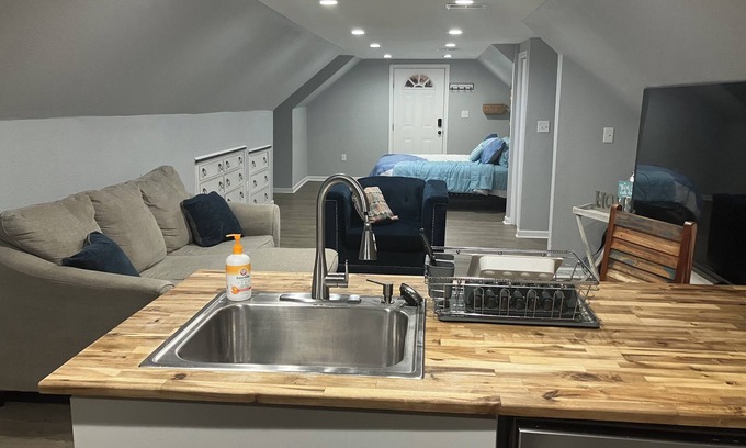 Portsmouth Wohnung | Charming studio lounge with WiFi and AC in Portsmouth