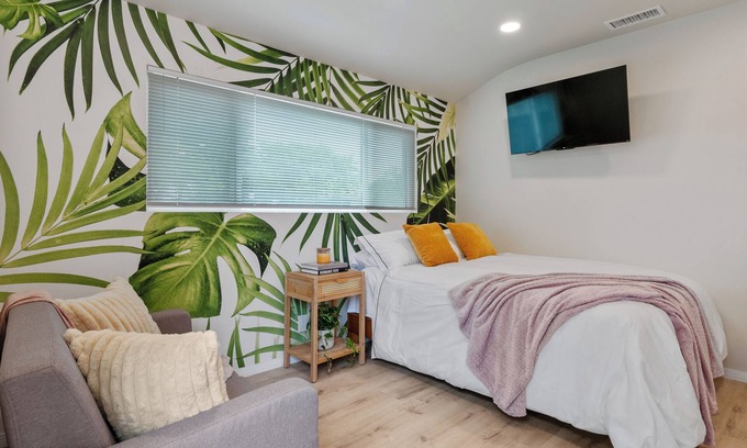 Riverside Haus | Charming studio near UCR, Downtown & plazas