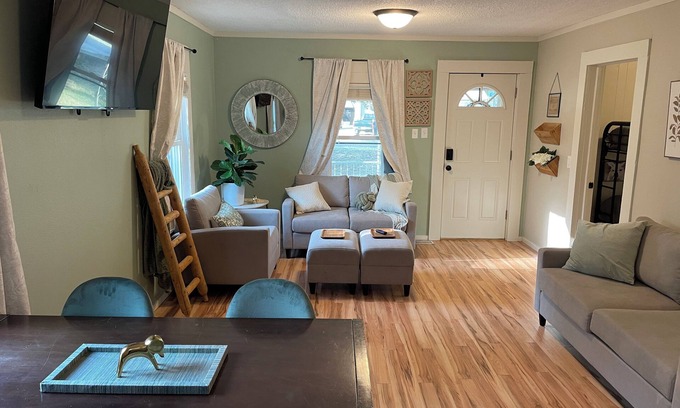 Winfield Haus | Charming & Stylish 2-bedroom house with free WiFi in Winfield
