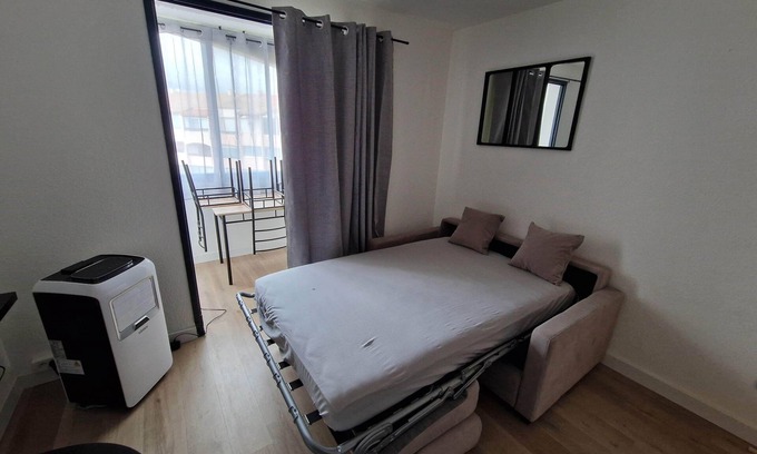Port-la-Nouvelle Wohnung | Charming T2 in residence close to the beach and all amenities