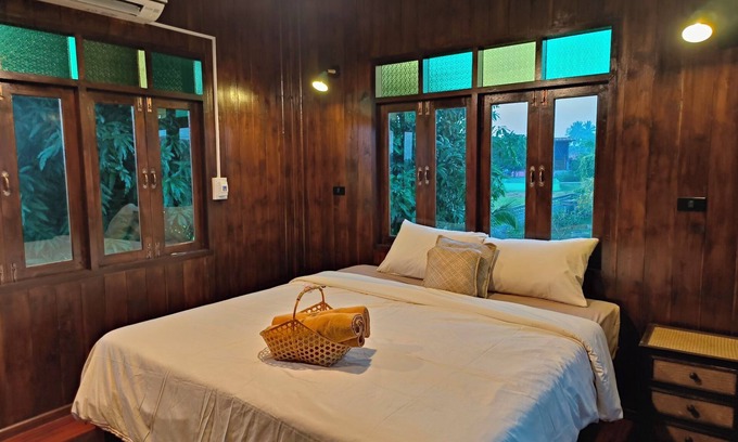 Sukhothai Haus | Charming Thai-style villa in lush greenery 10 mins from bus station near city.