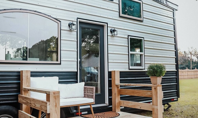 Milton Hütte | Charming Tiny Home in Pace Near Downtown and Pensacola Beach, 2 min from Walmart