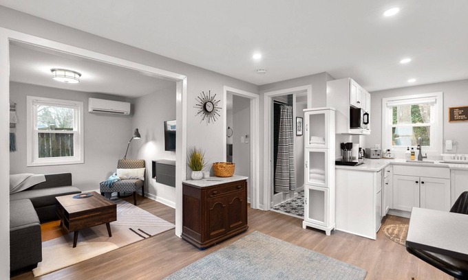 White Oak Hütte | Charming Tiny House 1 Bedroom Suite in lovely Silver Spring with WiFi, AC