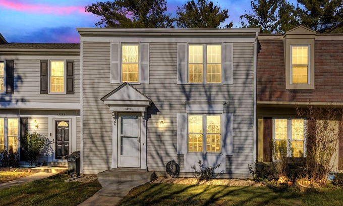 Germantown Haus | Charmind Townhouse in Germantown, Maryland - Sleeps 10
