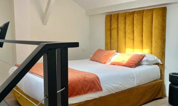 Levallois-Perret Wohnung | Charming two - Bedroom Duplex with WiFi & AC Near Paris in Levallois-Perret