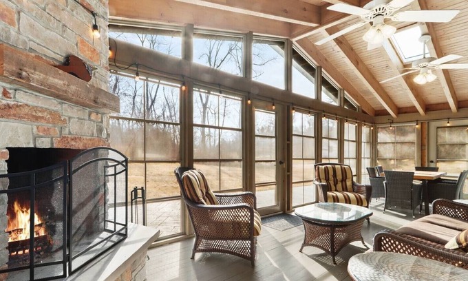 Country Club Estates Haus | Charming Lake Geneva Getaway 4/2 with Hot Tub