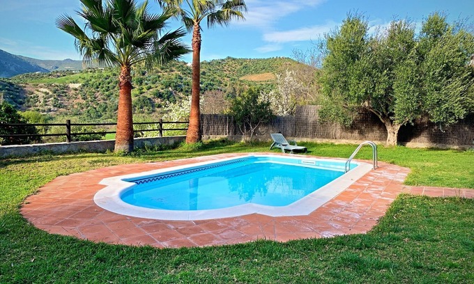 Zahara de la Sierra Hütte | Charming Villa in Zahara de la Sierra, Cádiz: pool & pet - friendly