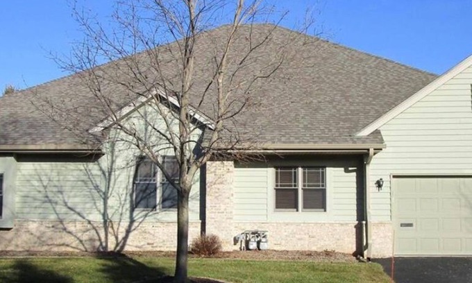 Oconomowoc Villa | Charming villa with 2 bedrooms, AC and gas fireplace, in enchanting Oconomowoc