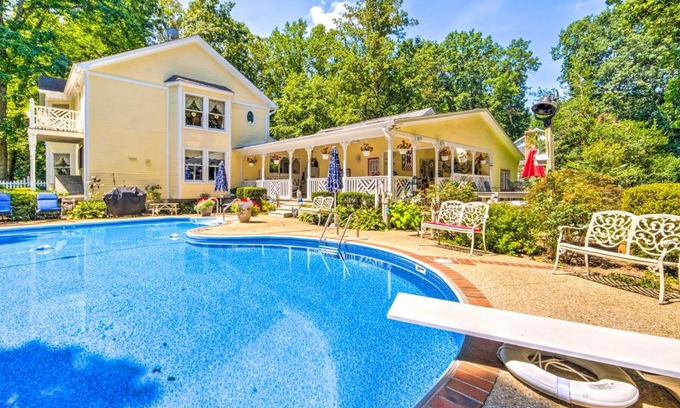 Woodbridge Wohnung | Charming Woodbridge Apt with Porch and Gazebo!