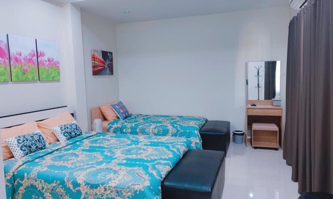 Thani Wohnung | CHECK IN Eatery guest room for 3