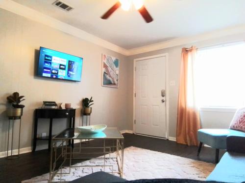 Behrman Haus | Cheeful, 2bed x 1bath Brick House