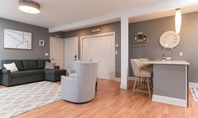 Woburn Haus | Cheerful 1-bedroom New England Ranch