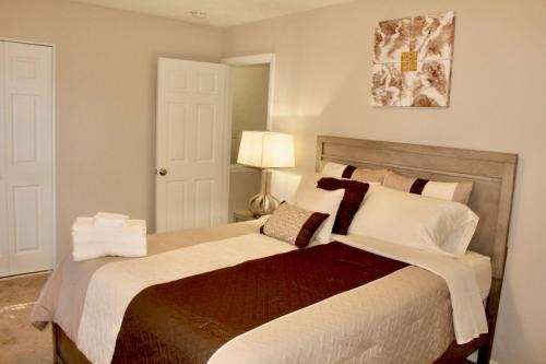 Tucker Haus | Cheerful 2 bedroom townhouse with indoor fireplace