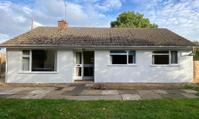Forest of Dean Haus | Cheerful 3 bedroom bungalow with indoor fire place