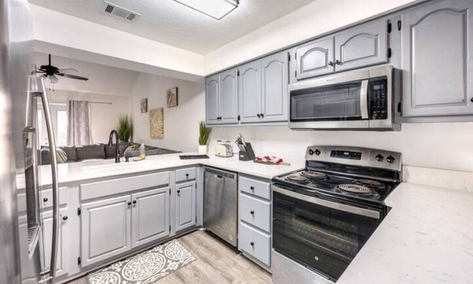 Auburn Haus | Cheerful 3 bedroom house with patio