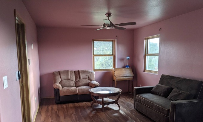 Trampas Haus | Cheerful Apt