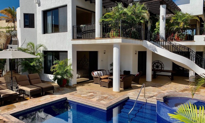 Pedregal Villa | Chef + Zimmermädchen inklusive, privater beheizter Pool, 2 Minuten vom Strand entfernt, tolle Kritiken!