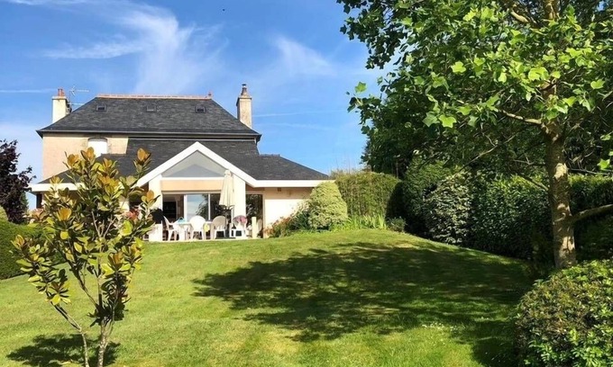Henvic Haus | Chez Béatrice et Laurent Maison Lumineuse Avec un Grand Jardin au Calme