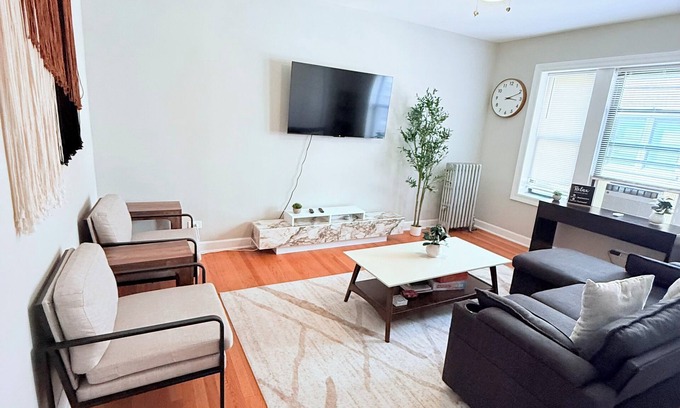 West Ridge Wohnung | Chic 1 BD apt in West Rogers Park, Chicago-Near Loyola University