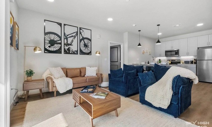 Rogers Wohnung | Chic 2BR/2BA Apt. Near UARK, Trails, AMP & Top Golf + Heated Pool + Workspace