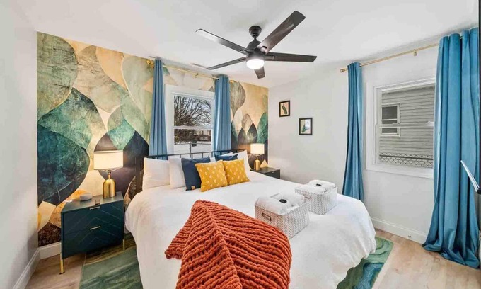 South Bend Haus | Modern 2BR House Notre Dame, Downtown & Casino