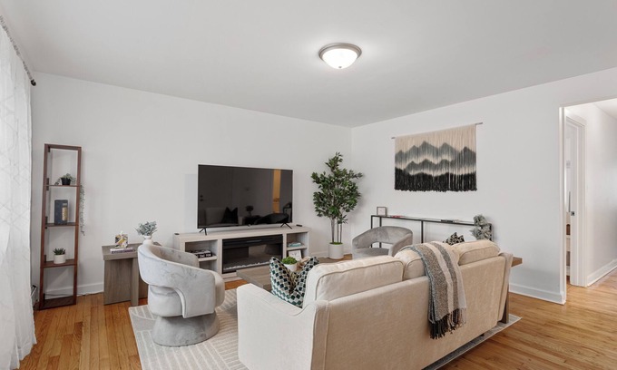 Des Plaines Wohnung | Stylish 2BR Near O'Hare, Modern & Easy Access