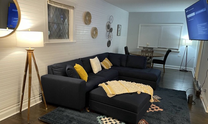 Oak Park Haus | Chic 3bed 2bath Home with free parking close to United Center