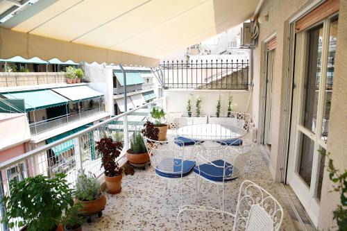 Exarhia Wohnung | Chic 4th Floor Apt, Large Balcony, cinema view