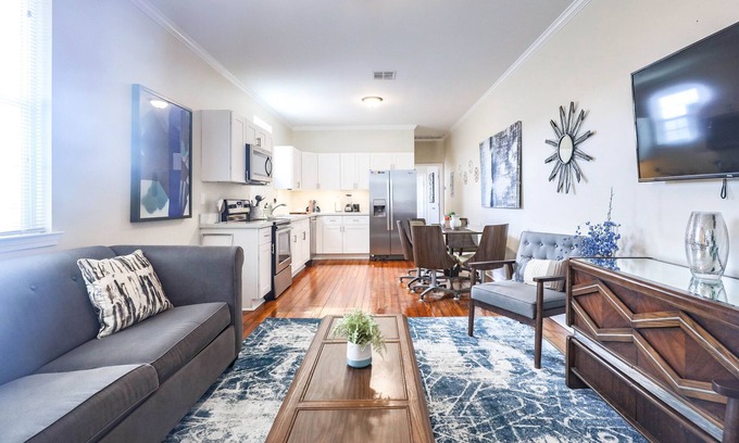 Milan Wohnung | Chic Condo w Tranquil Backyard Patio 3br-2ba