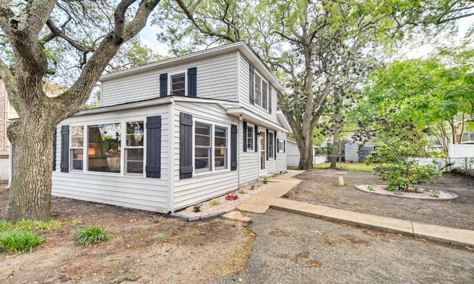 Myrtle Beach Haus | Chic Historic Myrtle Beach Cottage Steps to Beach