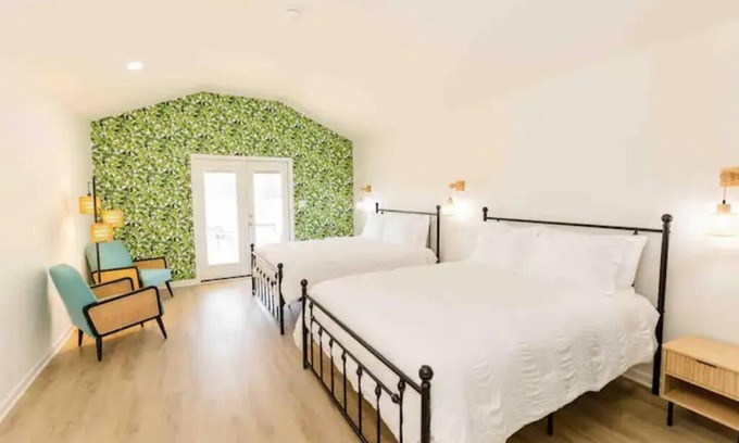 Lincoln Wohnung | Chic Lake Bungalow: 2 Queens, Deck, Lake Access