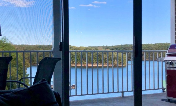 Osage Beach Wohnung | Chic Lakefront Condo with Lake and State Park Views!
