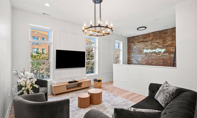 Tri-Taylor Eigentumswohnung | Chic Modern NEW Loft near United Center, UIC/IMD & Downtown W/ Street Parking