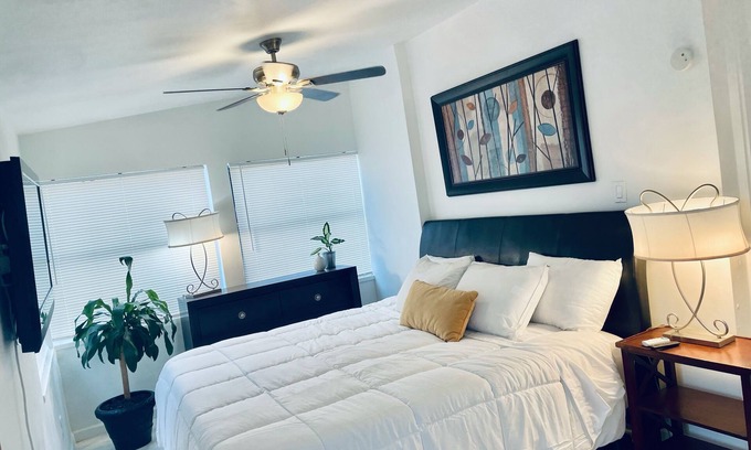 Pompano Beach Wohnung | Chic studio A/C and WiFi in delightful Pompano Beach only 3 miles to the beach