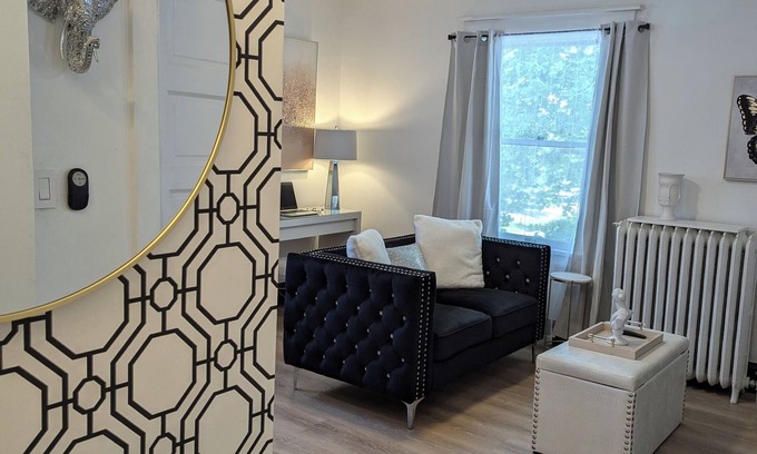 Saint Joseph Wohnung | Chic Suite in the Heart of Downtown St. Joseph