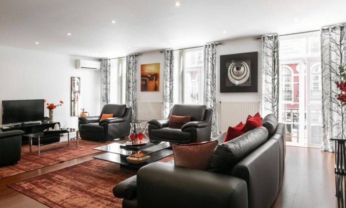 Baixa Wohnung | Chic Three Bedroom Apartment in Chiado's Heart
