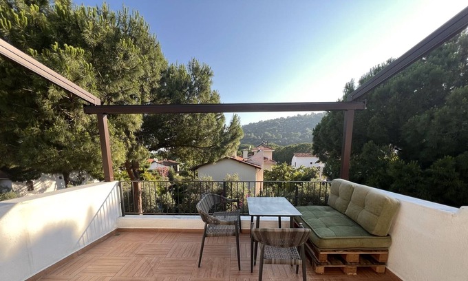 Ahmetbeyli Mahallesi Villa | Chic Villa with Terrace and Rooftop in Izmir