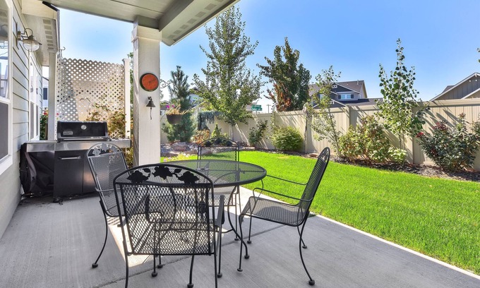 Star Haus | Chickadee Retreat- Single level near Downtown Star