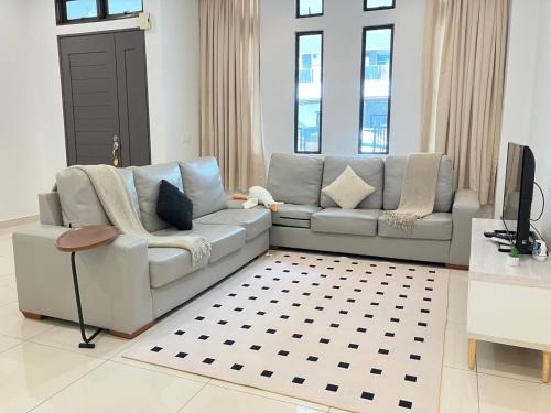 Sungai Jawi Wohnung | Chicken Little 4-bedroom home with free parking! Available for Business Trip