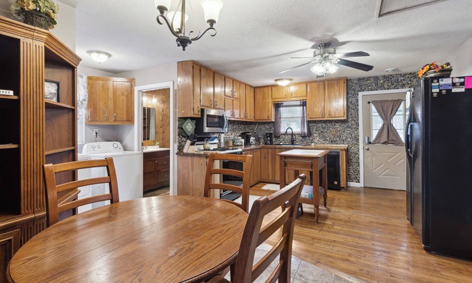 St. Helen Haus | Child/Infant/Pet friendly, Close to the Beach/Trails, Multiple Trailer Parking!