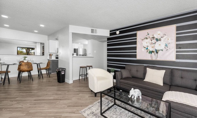 Tempe Wohnung | Chill 2BR Near ASU, Pool, Grill, Pkng ,Pet Frndly