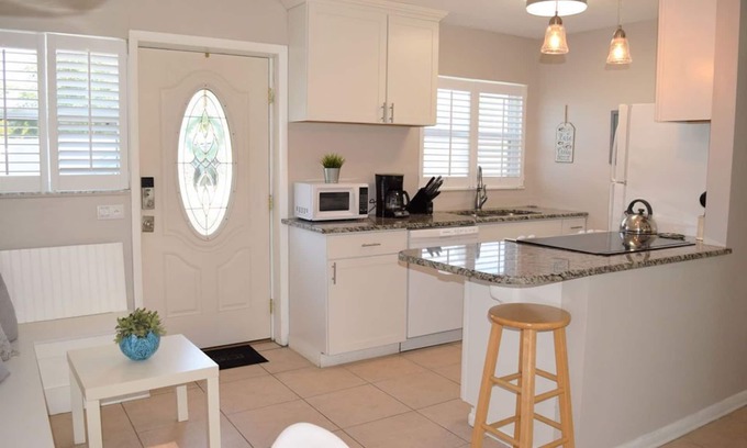 Cocoa Beach Eigentumswohnung | Chillax in einer erschwinglichen Wohnung in der Nähe des Strandes