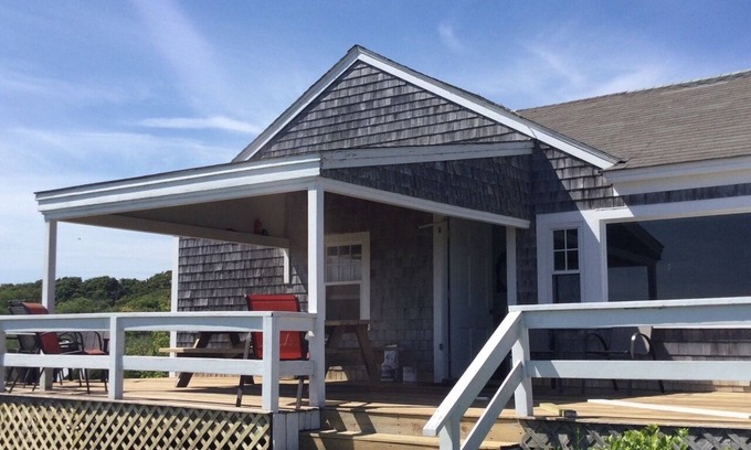 Chilmark Hütte | Chilmark pond side cottage with beach access, sweeping views