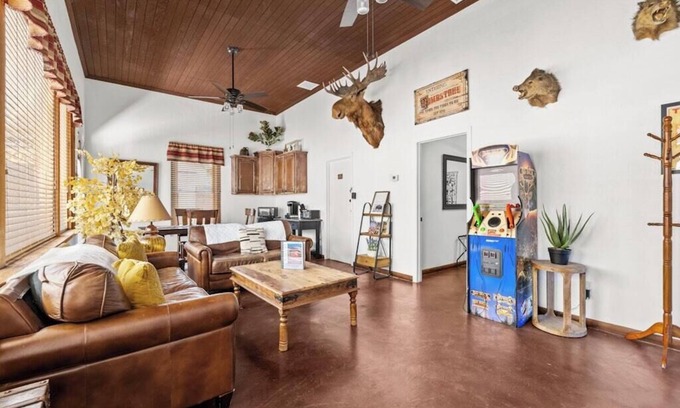 Tombstone Haus | China Mary Inn: "Doc Holliday Suite" Charming 2-bedroom in heart of Tombstone
