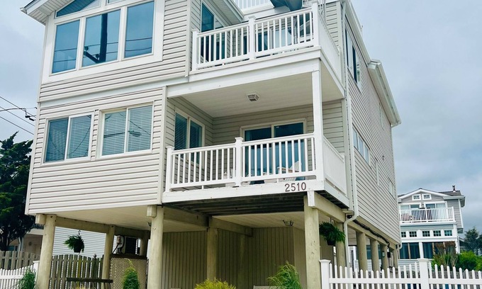 South Beach Haven Haus | September Openings! 1 house off Beach, 3 Decks with Ocean & Bay Views