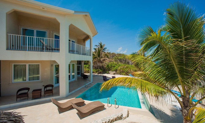Old Man Bay Haus | Weihnachtspalmen: ruhige Villa mit Pool am Meer und eigenem Strand