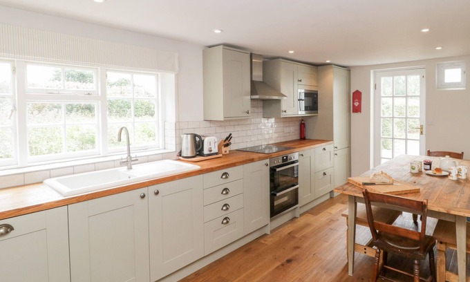 Ebbesborne Wake Hütte | Church View