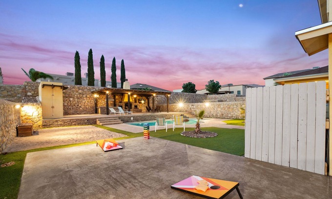 El Paso Haus | Cimarron Oasis. Heated Pool and Movie Theater