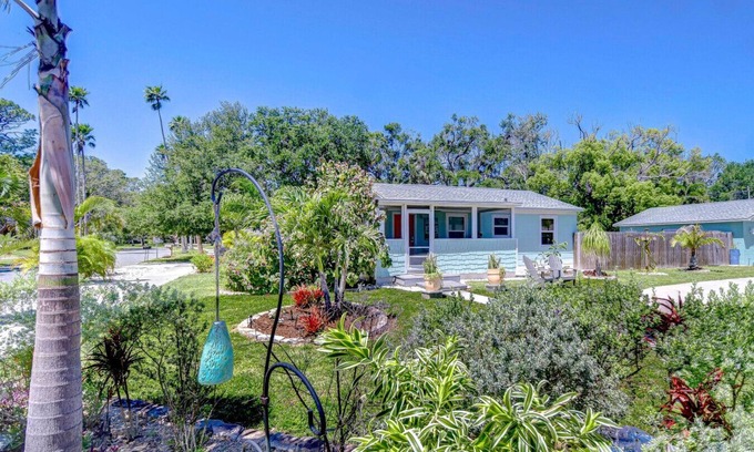 Dunedin Haus | Citrus Haven 2/1 in Dunedin Close to DT w backyard