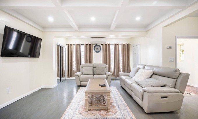 Jamaica Hills Wohnung | Urban Escape – Near Subway, 10 Min to JFK/LGA, Fast Ride to Manhattan + Parking!